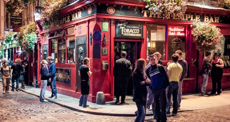 outside-the-temple-bar-in-dublin