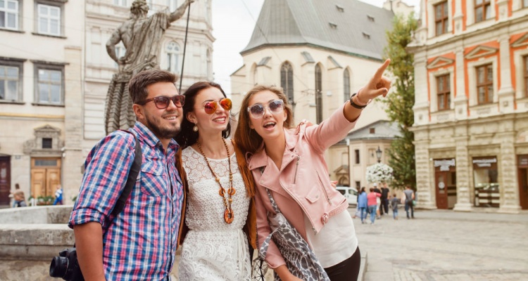 young-travelers-sightseeing-in-europe