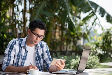 male freelancer working in cafe