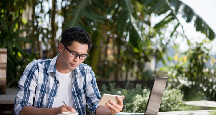 male freelancer working in cafe