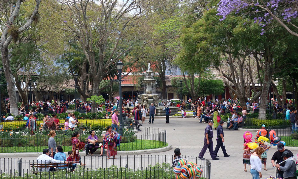 Guatemala_people in central park