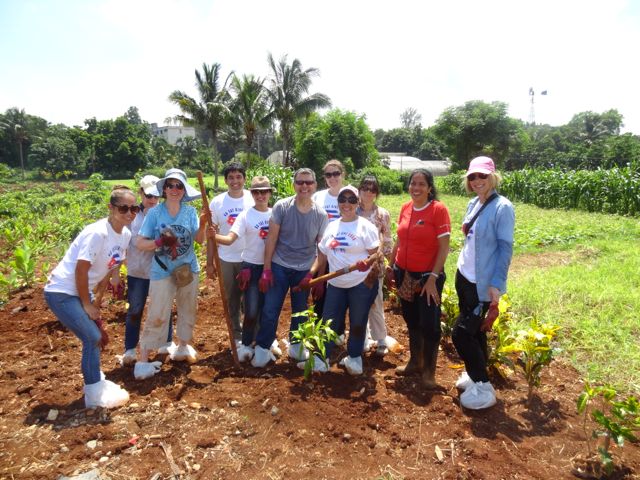 Volunteers_working_at_Alamar_coop_farm_in_Cuba