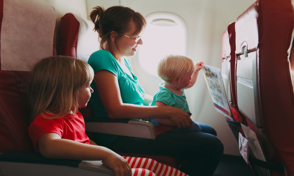 how to entertain kids on flight no screen