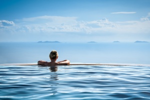 woman in infinity pool