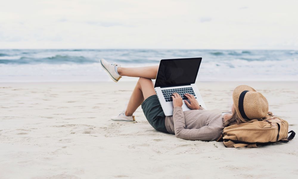 how to make money traveling by working remotely