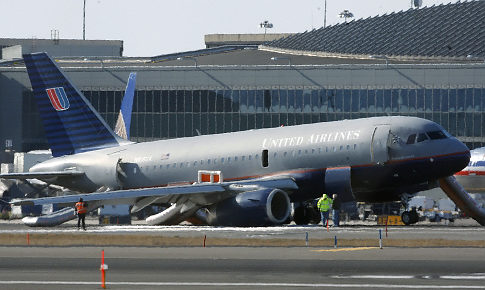 United Airlines plane sits on runway at Newark after emergency landing