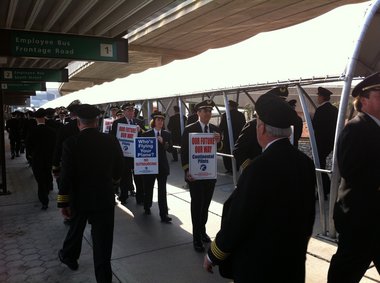 United Continental pilots protest outside Newark Airport (Image: Airlines Pilots Assocation)