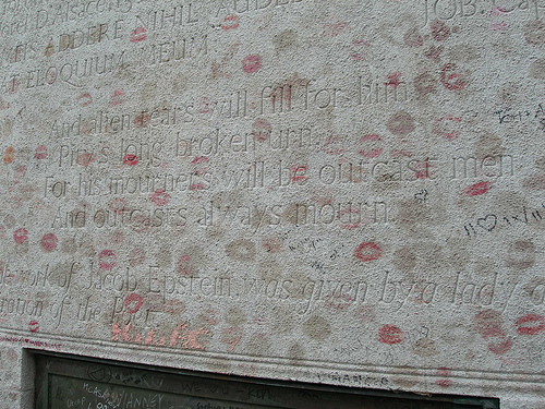 Red lipstick has become a staple at the tomb of Oscar Wilde (CC Flickr photo credit: elizabeyth)