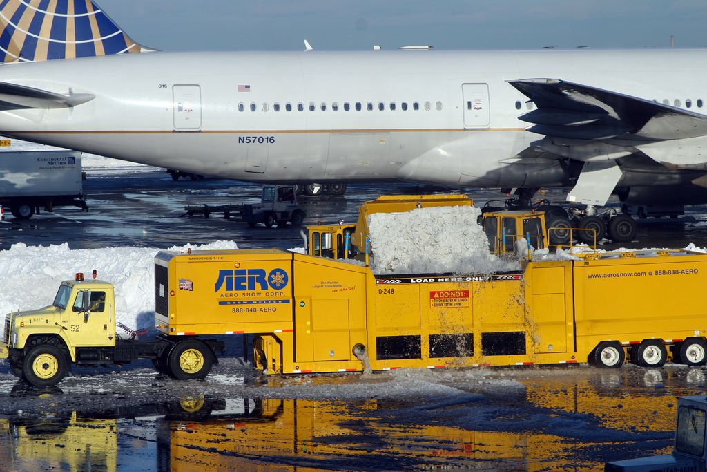 Workers use melters to clear snow from the runway (Flickr: 
Nfrastructure)