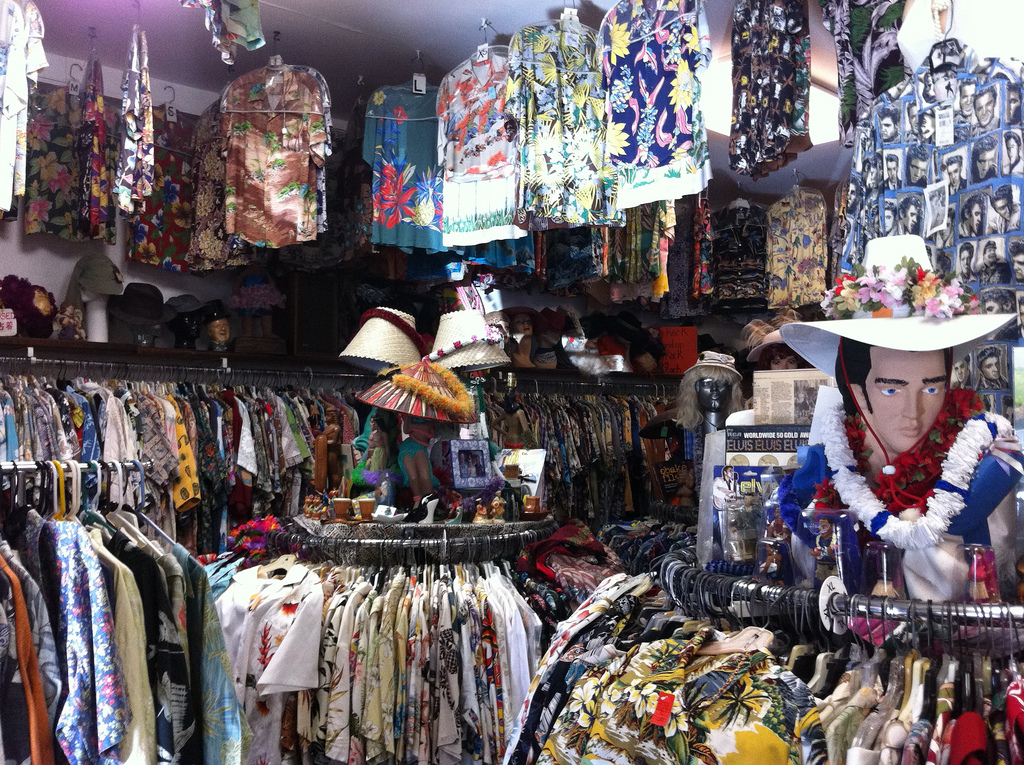 An Aloha shirt shop in Oahu (Flickr: sshreeves)