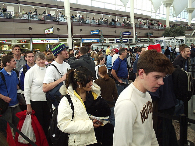 Holiday crowds at Denver International Airport (Flickr: agahran)