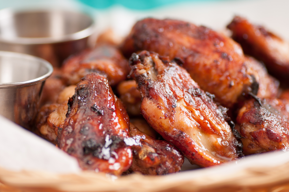 hot and spicy chicken wings with dip and hot sauce