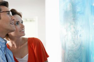 couple enjoys artwork in gallery